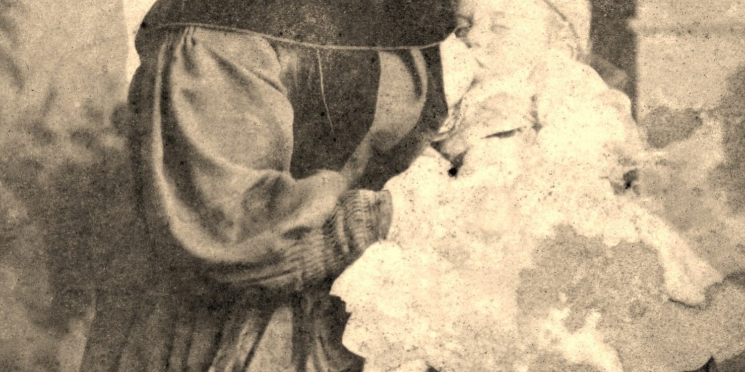 Fresno-Mujer asturiana con niño